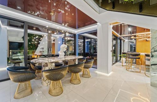 Tuchomerice Villa | Chandelier Sky Mansion