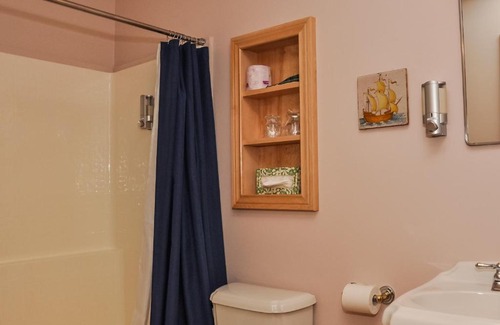North River Bridge Hotel | Chanterelle Inn & Cottages featuring Restaurant 100 KM