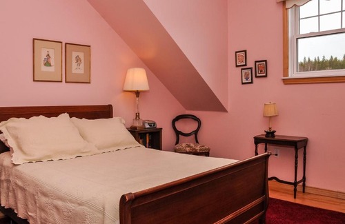 North River Bridge Hotel | Chanterelle Inn & Cottages featuring Restaurant 100 KM