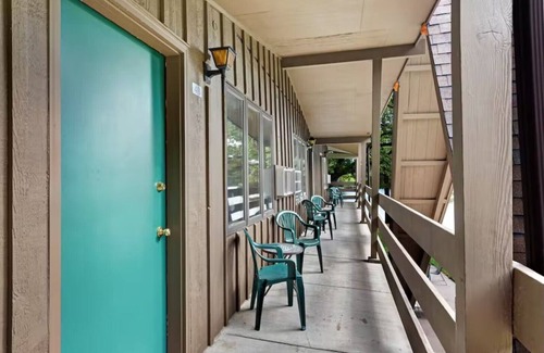 Eagle River Apartment | Chanticleer Inn 43