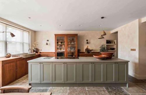 Shoreham-by-Sea House | Chantry House with Free Parking By My Getaways