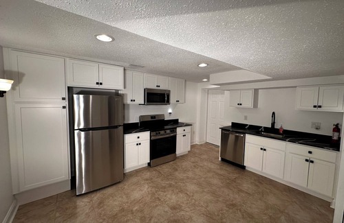 Whittaker House | Charming 1-bedroom house with WiFi, AC in quaint Ypsilanti Charter Township