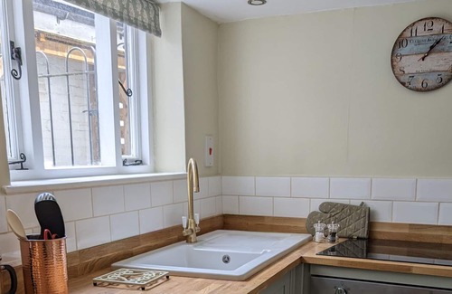 Marlborough Cottage | Character 400 yr old 1 bed Cottage in Heart of Marlborough With big Personality!