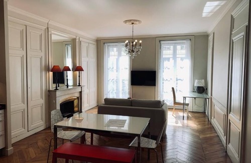 Marechal Lyautey - Vitton Apartment | Character apartment in the 6th arrondissement