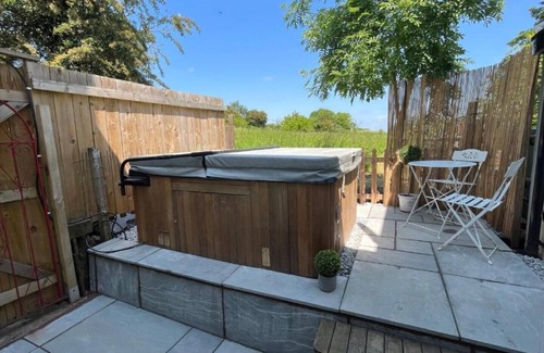 Snitterfield Cottage | Character cottage with hot tub - NEW