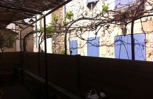 Boulbon House | Character house at the foot of the castle. Shaded terrace