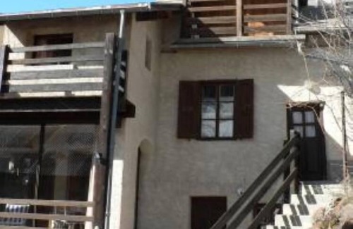 Guillestre Apartment | Character house, located at the entrance of the Queyras regional park.