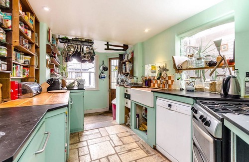 Crofton Park House | Characterful end of terrace house in cul de sac leading to impressive park