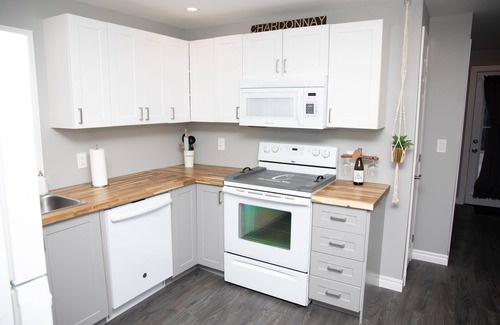 Colchester House | Chardonnay Bay- wine country, beach, hot tub and pet friendly!
