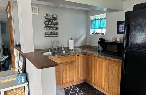 Monticello Cottage | Charlesworth Cottage with lake front access