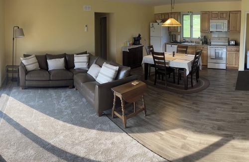 New Milford Cottage | CHARLIES LAKEFRONT COTTAGE. Newly renovated 3 bedroom/kitchen/bath cottage.
