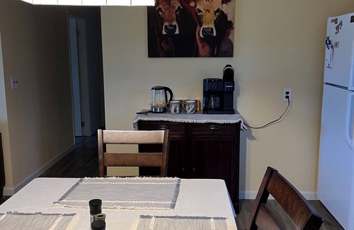 New Milford Cottage | CHARLIES LAKEFRONT COTTAGE. Newly renovated 3 bedroom/kitchen/bath cottage.