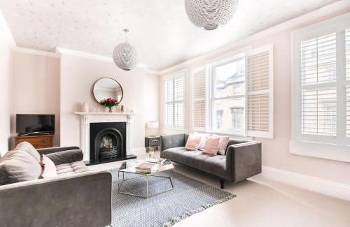 Upper Town House | Charlotte Street Apartment