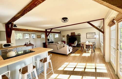Charlotte Apartment | Charlotte village: full kitchen, king bed, views!