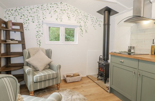 Staplefield Cottage | CHARLTONS HOLLOW CABIN, pet friendly, with hot tub in Bolney
