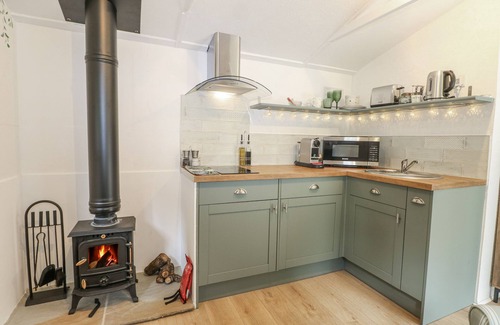 Staplefield Cottage | CHARLTONS HOLLOW CABIN, pet friendly, with hot tub in Bolney