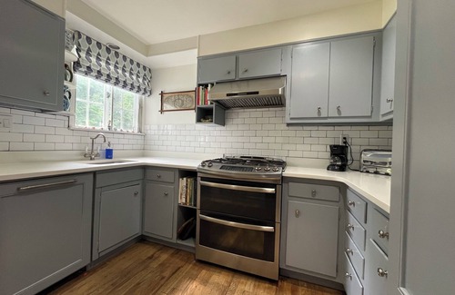 Rye House | Charm Colonial Walk to Town & Train · Bike to Beach