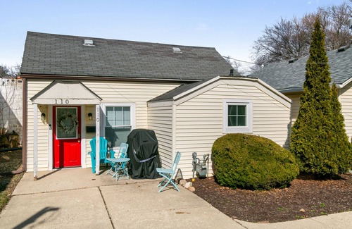 Libertyville House | Charm & Convenience, Walk to Downtown