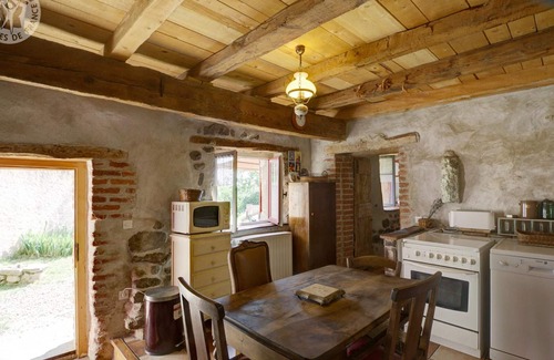 Saint-Georges-Haute-Ville Cottage | Charming 17th Century Cottage with Garden & Terrace - Cozy, Pet-Friendly Stay