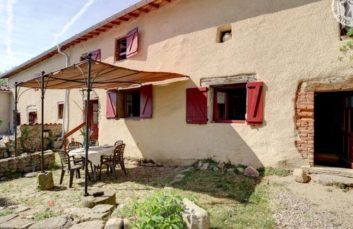 Saint-Georges-Haute-Ville Cottage | Charming 17th Century Cottage with Garden & Terrace - Cozy, Pet-Friendly Stay