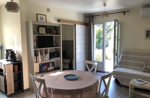 Saint-Laurent-La-Vernede Apartment | Charmant Studio Avec Terrasse et Piscine à 1/4 h d' Uzès - Climatisé