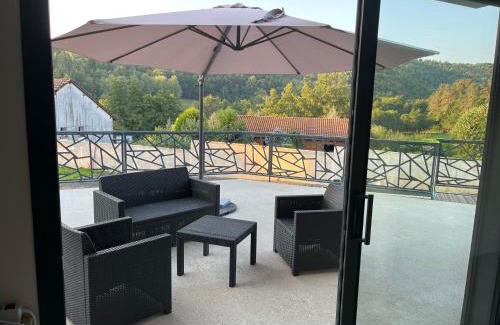 Arpajon-sur-Cere Apartment | Charmant logement avec terrasse et parking sécurisé