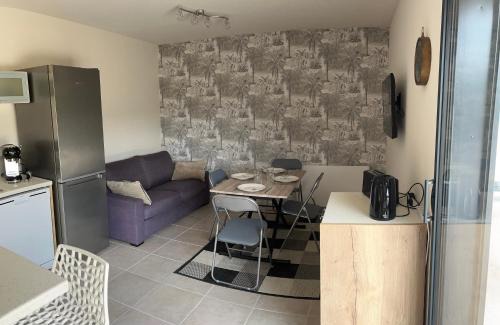 Arpajon-sur-Cere Apartment | Charmant logement avec terrasse et parking sécurisé