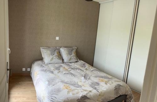 Arpajon-sur-Cere Apartment | Charmant logement avec terrasse et parking sécurisé