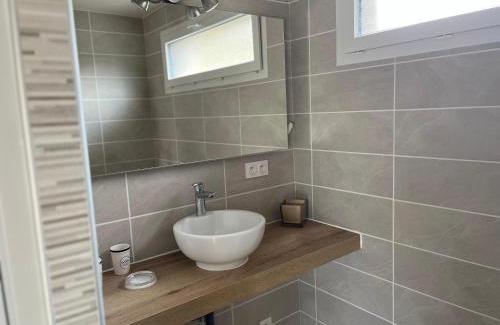 Arpajon-sur-Cere Apartment | Charmant logement avec terrasse et parking sécurisé