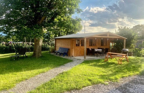 Saaldorf-Surheim Apartment | Charmante Ferienwohnung Handweberei mit Garten und Liegewiese, Wlan, 130 qm, Parkplatz