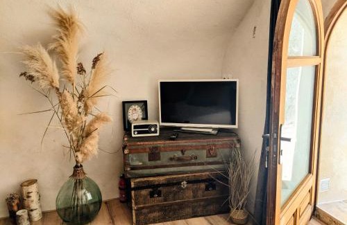 Cournonsec Bed & Breakfast | Charmante suite indépendante avec cave à vin