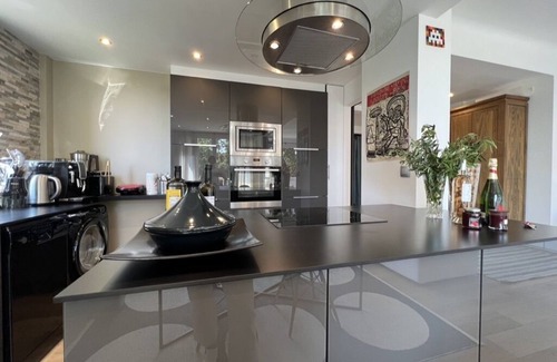 Saint-Cloud Apartment | Charme Parisien en Bordure de Seine