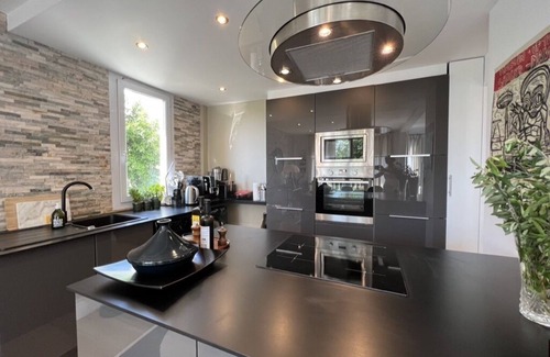 Saint-Cloud Apartment | Charme Parisien en Bordure de Seine
