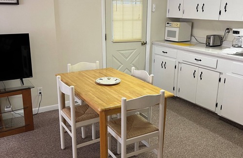 St. Helen House | Charming 1-bedroom 1/2 house in soothing St Helen Hideaway with WiFi