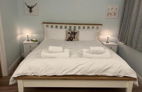 Filby House | Charming 1-Bed Lodge in woodland setting