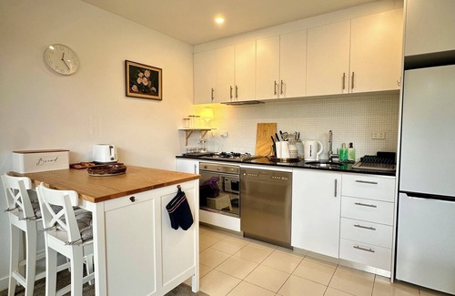 South Melbourne Apartment | Charming 1-bedroom apartment with AC, WiFi in peaceful South Melbourne