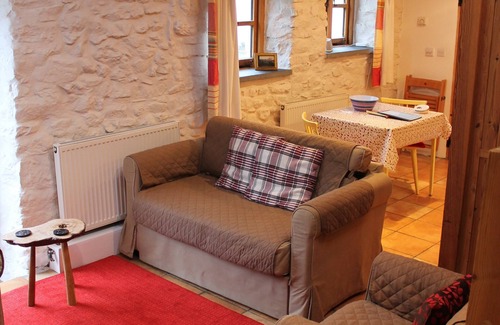 St Brides Cottage | Charming 1 bedroom dog friendly farm cottage