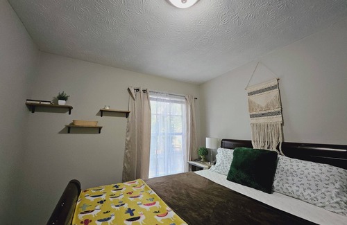 Stone Mountain House | Charming 1-bedroom . Bathroom and Others areas Shared.
