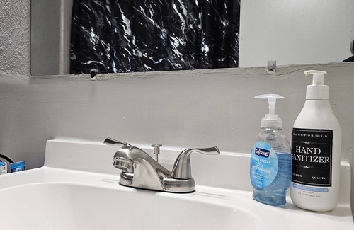 Stone Mountain House | Charming 1-bedroom . Bathroom and Others areas Shared.