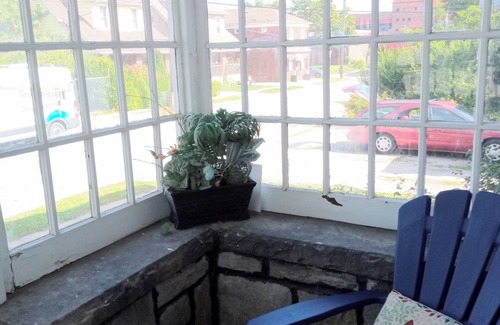 Niagara Falls Apartment | Charming 1-Bedroom Retreat with Central Air – Prime Location!"