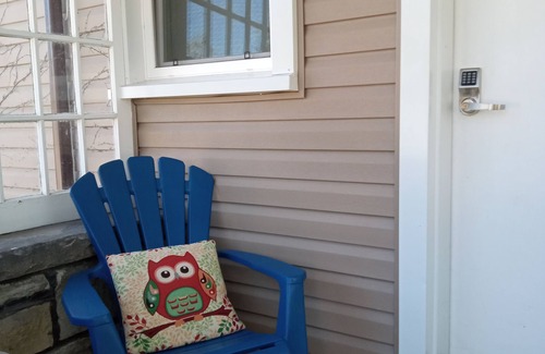 Niagara Falls Apartment | Charming 1-Bedroom Retreat with Central Air – Prime Location!"