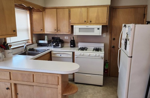 O'Hare Apartment | Charming 1-bedroom apartment with AC, WiFi in phenomenal Park Ridge