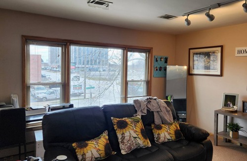 O'Hare Apartment | Charming 1-bedroom apartment with AC, WiFi in phenomenal Park Ridge