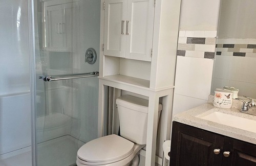 Lynn House | Charming 1-bedroom and bathroom in a house in delightful Lynn with WiFi, AC.