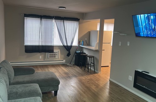 Airport Township Apartment | Charming 1-bedroom apartment in terrific Hazelwood with AC, WiFi