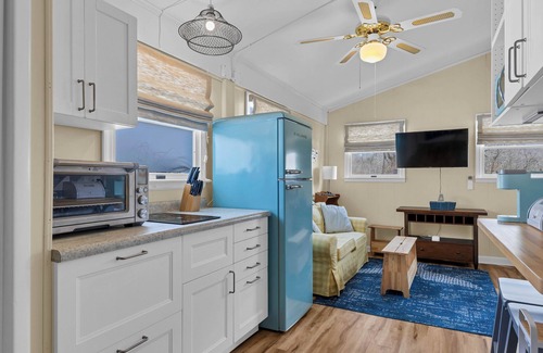 Westbrook Center Apartment | Charming 1-bedroom apartment with AC, 3 minute walk to beach, and new hot tub