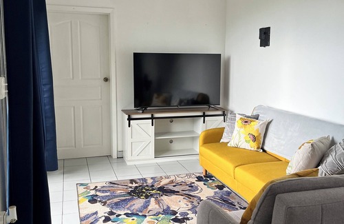 Estate Fortuna Hill Apartment | Charming 1-bedroom apartment in vibrant St Thomas with WiFi