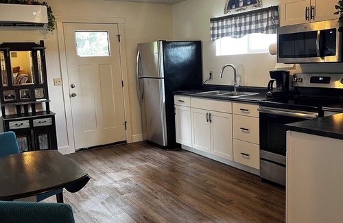 Woodburn Apartment | Charming 1-Bedroom Apartment on 3 Acres in Rural Woodburn, Near I-5 & Shopping
