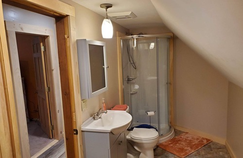 Ryegate Apartment | Charming 1-bedroom, apartment with queen size bed, WiFi, AC in serene Ryegate