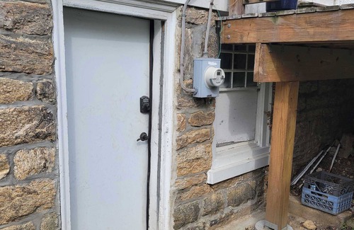 Lansdowne Apartment | Charming 1-Bedroom Basement Apartment with AC, WiFi in lovely Lansdowne
